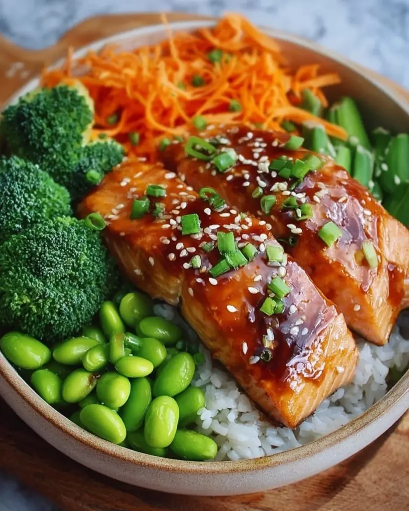 Teriyaki-Lachs-Bowl mit frischem Gemüse und Reis