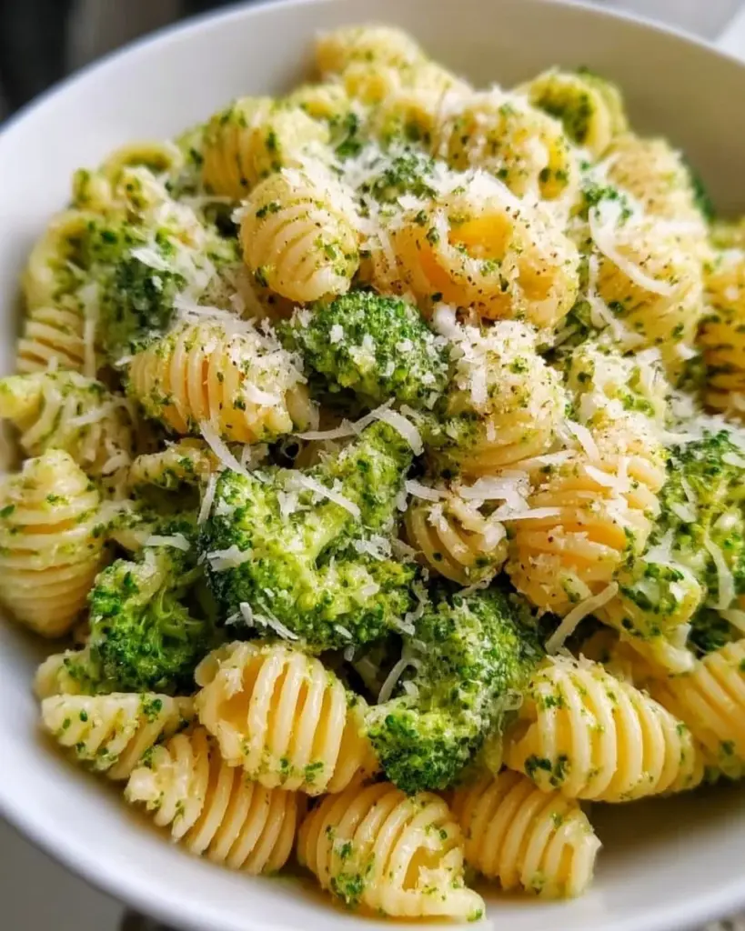 Gesunde Brokkoli-Pasta mit frischem Gemüse und Sauce
