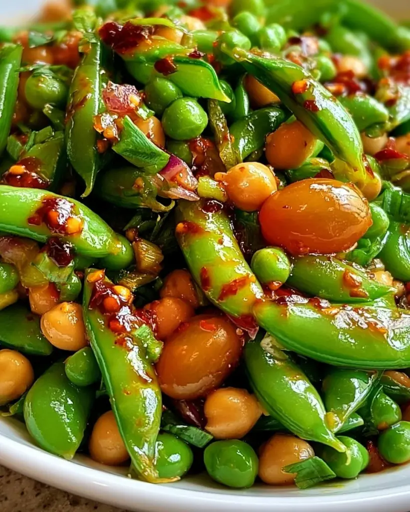 Chili-Knuspersalat mit frischen Zuckerschoten auf einem Teller serviert