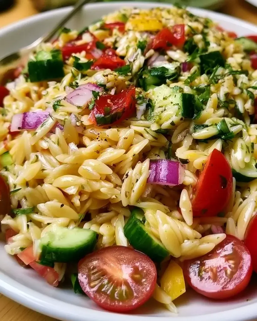 Schneller mediterraner Orzo-Pasta-Salat mit frischem Gemüse und Dressing